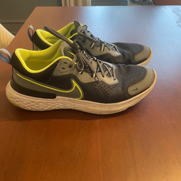 Nike React Miler 2 Smoke Grey/Volt Black Mens size 11 - Picture 1 of 2